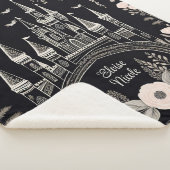 Zwart-wit sprookjesachtige kasteelillustratie sherpa deken (3/4)