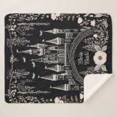 Zwart-wit sprookjesachtige kasteelillustratie sherpa deken (Voorkant (horizontaal))