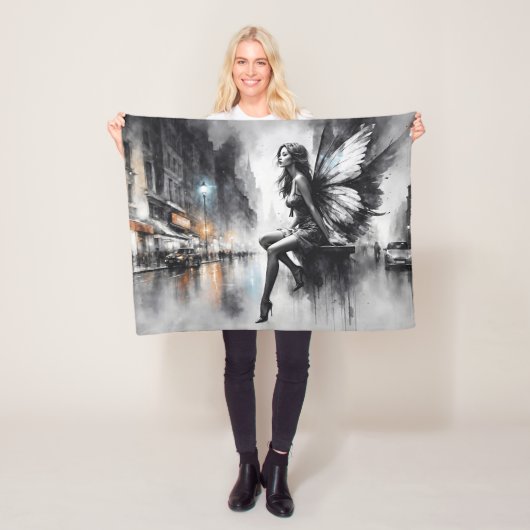 Zwart wit stadsleven surrealistische sprookjesstad fleece deken (In situ)