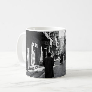 Zwart-wit stadsstraat koffiemok