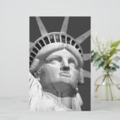 Zwart-wit standbeeld van Liberty Briefpapier (Staand voorkant)