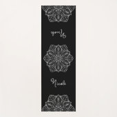 Zwart-Wit Stijlvolle Mandala Met Aangepaste Naam Yogamat (Voorkant)