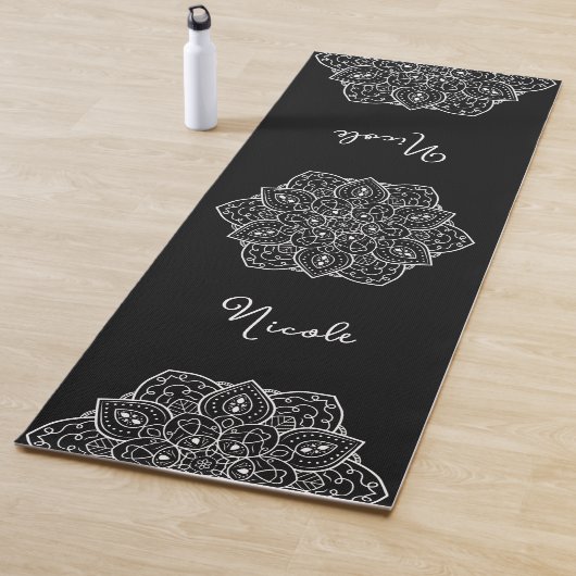 Zwart-Wit Stijlvolle Mandala Met Aangepaste Naam Yogamat (In situ)