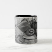 Zwart-wit Stilleven afbeelding van exotisch fruit Tweekleurige Koffiemok (Center)