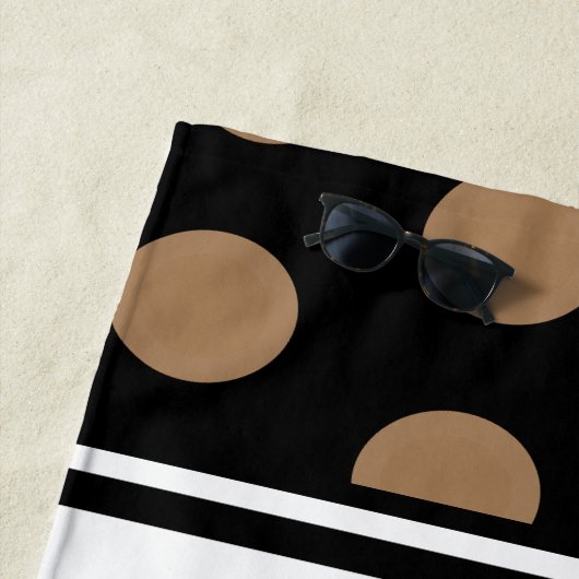 Zwart Wit Streep Script Monogram Bruin Polka Dot Strandlaken (In situ)
