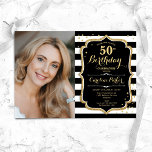 Zwart wit strepen goud foto 50e verjaardag kaart<br><div class="desc">Elegante 50ste verjaardag uitnodiging met uw foto. Eenvoudig modern zwart wit ontwerp met faux glitter goud. Voorzien van zwart-witte strepen, script lettertype en confetti. Perfect voor een stijlvol volwassen feestje. Personaliseer met je eigen gegevens. Kan voor om het even welke leeftijd worden aangepast! Gedrukte Zazzle-uitnodigingen of direct download digitale afdrukbare...</div>