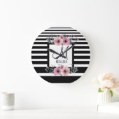Zwart & Wit Strepen Roze Bloemen Monogram Grote Klok (Huis)