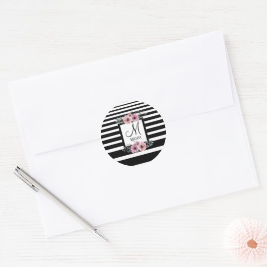 Zwart & Wit Strepen Roze Bloemen Monogram Ronde Sticker (Envelop)