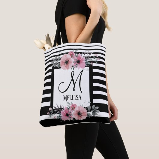 Zwart & Wit Strepen Roze Bloemen Monogram Tote Bag (Dichtbij)