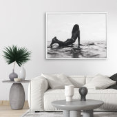 Zwart-wit Surfer Meisje in de Oceaan Poster