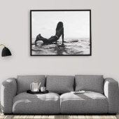Zwart-wit Surfer Meisje in de Oceaan Poster