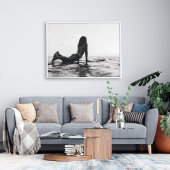 Zwart-wit Surfer Meisje in de Oceaan Poster