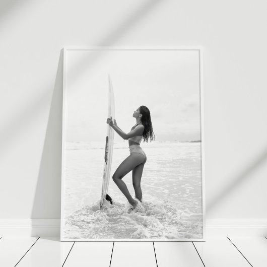 Zwart-wit surfermeisje op strand poster