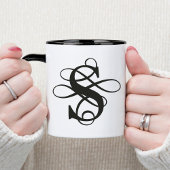 Zwart-wit Swirly Flourish Initiaal Monogram Mok