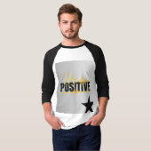 Zwart wit T-shirt met blijf positief ontwerp (Voorkant volledig)