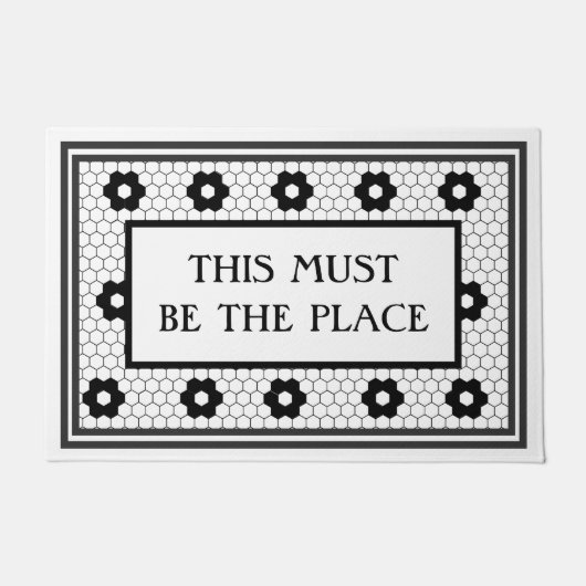 Zwart wit Tegel ontwerp moet de plaats zijn Deurmat (Voorkant)