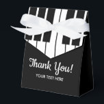 Zwart-wit toetsenbord piano toetsen bedankt bedankdoosjes<br><div class="desc">Zwart-wit pianotoetsen toetsenbord bedankt Favor Doosje met klein lintje. Tentvormige dozen met instrumentontwerp. Gepersonaliseerd cadeau-idee voor vrienden en familie. Klasse ontwerp met elegante script typografie. Verander de hoeveelheid om de goedkope bulk kortingsprijs te krijgen. Leuke feestattributen voor volwassenen en kinderen (jongen of meisje). Maak ze voor verjaardag, huwelijksfeest, Kerstmis, feestelijke...</div>