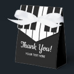 Zwart-wit toetsenbord piano toetsen bedankt bedankdoosjes<br><div class="desc">Zwart-wit toetsenbord van een piano bedank Doosje met klein lintje. Tentvormige dozen met instrumentontwerp. Persoonlijk cadeau-idee voor vrienden en familie. Klasse-ontwerp met elegante scripttypografie. Verander de hoeveelheid om de goedkope bulk kortingsprijs te krijgen. Leuke feestattributen voor volwassenen en kinderen (jongen of meisje). Maak ze voor verjaardag, huwelijksfeest, Kerstmis, vakantiedagen, babyshower...</div>