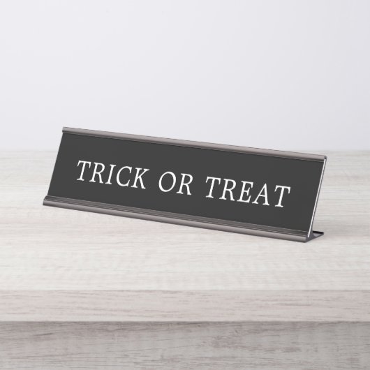 Zwart & Wit Trick or treat Halloween Teken Bureau Naambordje (Voorkant)