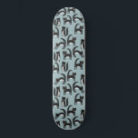 Zwart-wit Tuxedo Cat Fun Patroon Persoonlijk Skateboard<br><div class="desc">Een schattig patroon van zwarte en witte tuxedo katten op een blauwe achtergrond voor dierenliefhebbers overal.</div>