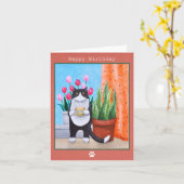 Zwart-wit Tuxedo Kat met koffie Verjaardag Kaart (Gele Bloem)