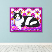 Zwart-wit Tuxedo Kat op een Kussen Canvas Afdruk (Insitu (Houten vloer))