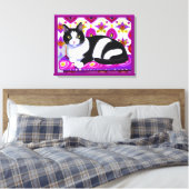 Zwart-wit Tuxedo Kat op een Kussen Canvas Afdruk (Insitu (Slaapkamer))