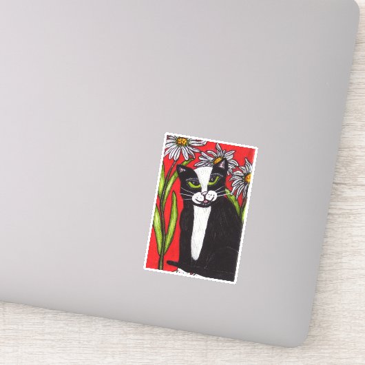 Zwart Wit Tuxedo Kat Zittend in Daisies Rood Sticker (Detail)