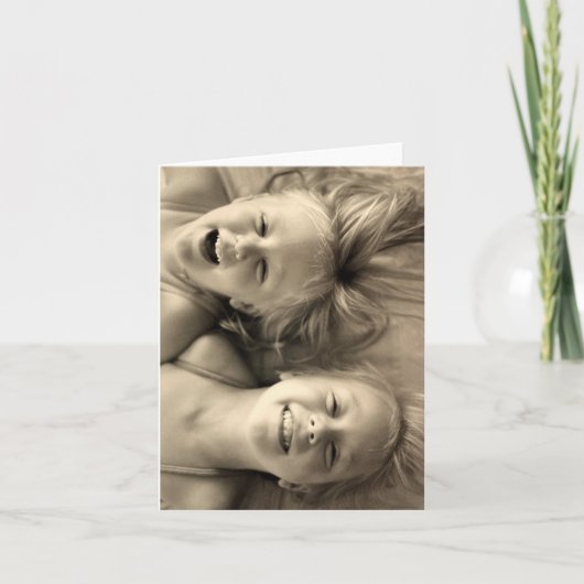 Zwart-wit, twee lachende meisjes kaart (Voorkant)