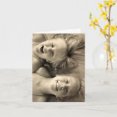 Zwart-wit, twee lachende meisjes kaart (Gele Bloem)