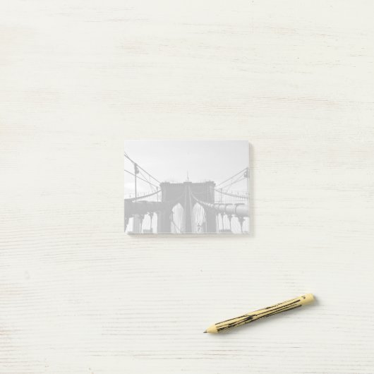 Zwart-wit uitzicht brug post-it® notes (Op bureau)