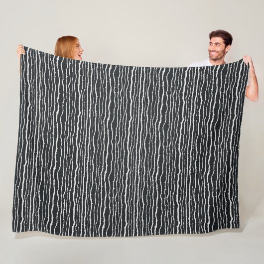 Zwart-wit vertakt horizontaal patroon fleece deken (In situ)