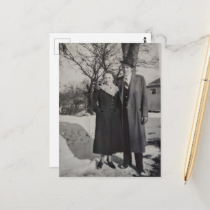 Zwart-wit vintage koppel staand in de sneeuw briefkaart