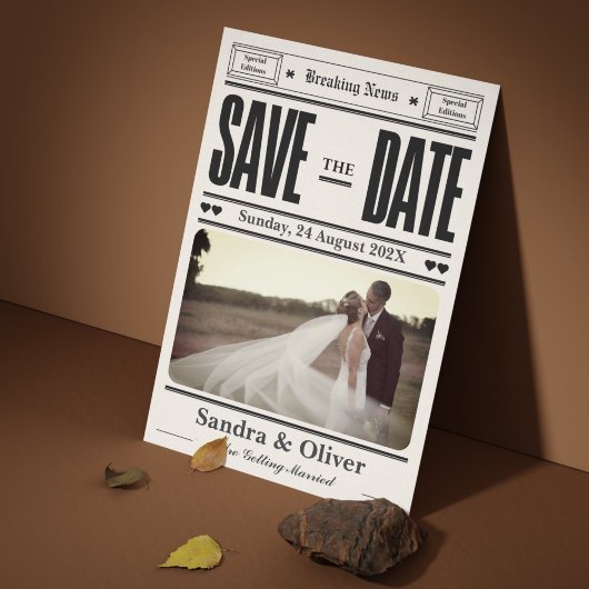 Zwart-wit vintage kranten save the date