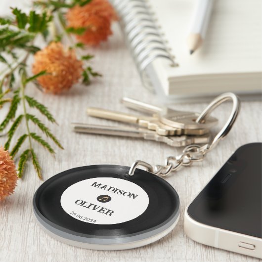Zwart Wit Vinyl Record Foto Naam Datum Bruiloft Sleutelhanger (Voorkant Rechts)