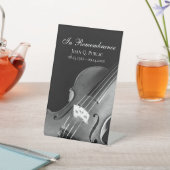 Zwart-wit viool muzikant viering van het leven reclamebord met voetstuk (Insitu)