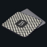 Zwart-wit visgraatpatroon met monogram laptop sleeve<br><div class="desc">Een fraaie visgraat chevron in zwart-wit met gepersonaliseerd monogram dat u met uw initiaal of andere gewenste tekst kunt bewerken. Bescherm uw laptop of tablet in stijl!</div>