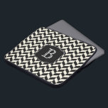 Zwart-wit visgraatpatroon met monogram laptop sleeve<br><div class="desc">Een fraaie visgraat chevron in zwart-wit met gepersonaliseerd monogram dat u met uw initiaal of andere gewenste tekst kunt bewerken. Bescherm uw laptop of tablet in stijl!</div>