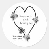 Zwart-wit vlinder hart ontwerp bruiloft ronde sticker (Voorkant)