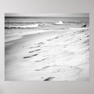 Zwart-wit voetafdrukken in het strand 16x20 poster