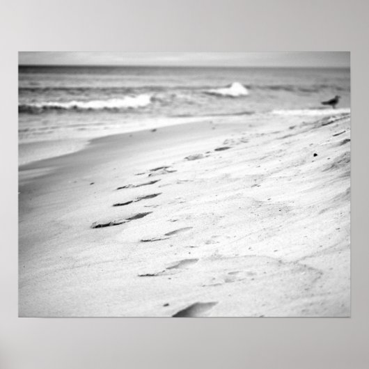 Zwart-wit voetafdrukken in het strand 16x20 poster (Voorkant)