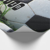 Zwart-wit Voetbal in groene gras Cadeaupapier (Hoek)