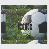 Zwart-wit Voetbal in groene gras Cadeaupapier (Vlak)