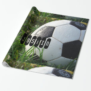 Zwart-wit Voetbal in groene gras Cadeaupapier