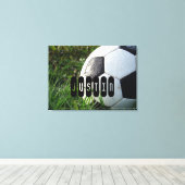 Zwart-wit Voetbal in groene gras Canvas Afdruk (Insitu (Houten vloer))