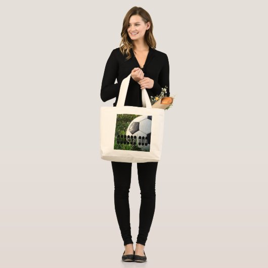 Zwart-wit Voetbal in groene gras Grote Tote Bag (Voorkant (model))