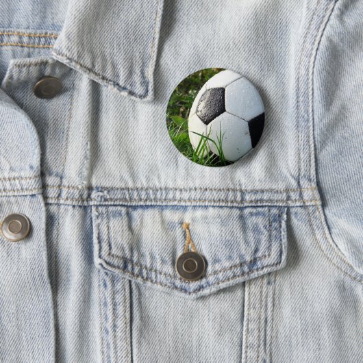 Zwart-wit Voetbal in groene gras Ronde Button 5,7 Cm (In situ)