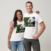 Zwart-wit Voetbal in groene gras T-shirt (Unisex)