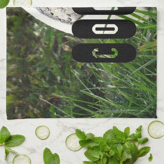 Zwart-wit Voetbal in groene gras Theedoek (Gevouwen)