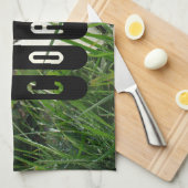 Zwart-wit Voetbal in groene gras Theedoek (Quarter Fold)